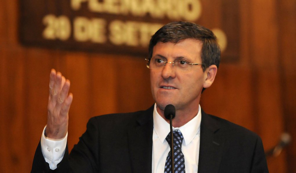 Motivo de recuo do deputado do PDT na Comissão de Constituição e Justiça (CCJ) seria impasse com a Fundação Estadual de Proteção Ambiental do Rio Grande do Sul. Entidade exige distância mínima de trinta metros entre depósitos de agrotóxicos e residências (Foto: Roberta Namour) Motivo de recuo do deputado do PDT na Comissão de Constituição e Justiça (CCJ) seria impasse com a Fundação Estadual de Proteção Ambiental do Rio Grande do Sul. Entidade exige distância mínima de trinta metros entre depósitos de agrotóxicos e residências