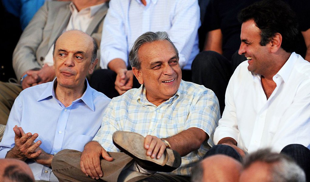Presidente do Instituto Teotônio Vilela e ex-presidente do PSDB sinaliza ser inviável levar a indicação do partido à Presidência ao voto de militantes, como sugere José Serra, por uma questão técnica. "Esse negócio de prévias não se sustenta porque o PSDB já escolheu um candidato. Nosso problema é ganhar a opinião pública, o que não está fácil. Com briga, pior ainda. Passei cinco anos na presidência do PSDB e não vi, nesse tempo, ninguém de fato trabalhando por prévias”, disse o deputado de PE (Foto: Roberta Namour) Presidente do Instituto Teotônio Vilela e ex-presidente do PSDB sinaliza ser inviável levar a indicação do partido à Presidência ao voto de militantes, como sugere José Serra, por uma questão técnica. "Esse negócio de prévias não se sustenta porque o PSDB já escolheu um candidato. Nosso problema é ganhar a opinião pública, o que não está fácil. Com briga, pior ainda. Passei cinco anos na presidência do PSDB e não vi, nesse tempo, ninguém de fato trabalhando por prévias”, disse o deputado de PE
