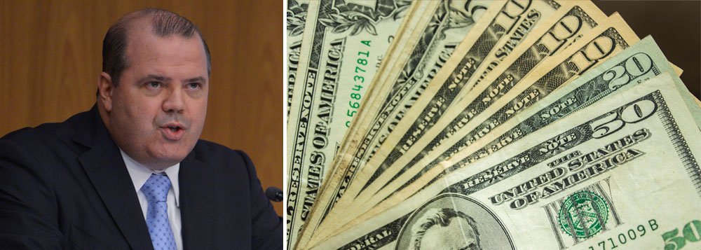 O dólar interrompeu série de seis altas e fechou em queda ante o real, após o Banco Central, comandado por Alexandre Tombini, endurecer sua postura; a moeda norte-americana fechou em R$ 2,39 e o mercado já projeta novas quedas (Foto: Leonardo Attuch) O dólar interrompeu série de seis altas e fechou em queda ante o real, após o Banco Central, comandado por Alexandre Tombini, endurecer sua postura; a moeda norte-americana fechou em R$ 2,39 e o mercado já projeta novas quedas