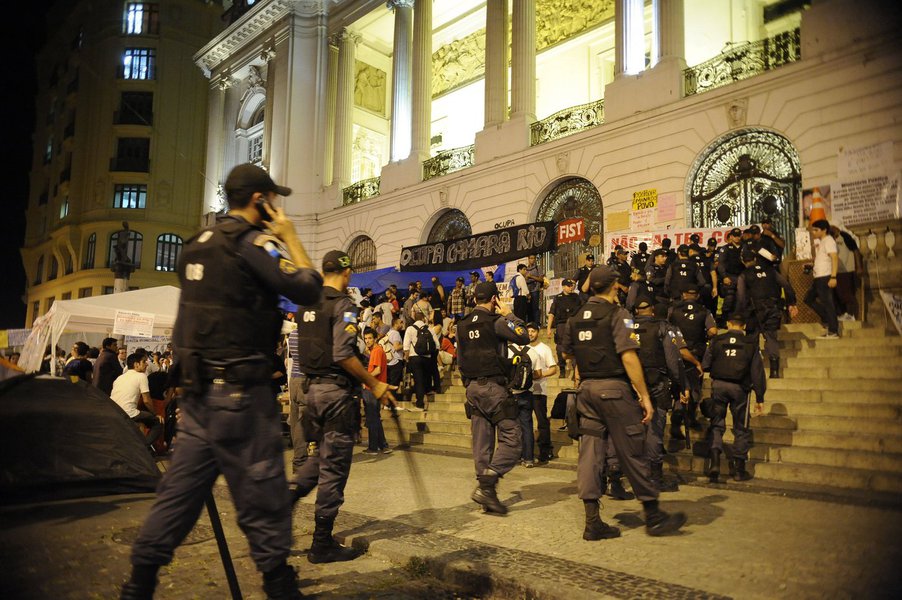Os repórteres Julio Molica e Antonia Martinho, da GloboNews, foram expulsos da galeria da Câmara Municipal do Rio de Janeiro por manifestantes favoráveis à CPI. O repórter cinematográfico da TV Band Sergio Colonesi e o jornalista do portal Terra Cirilo Júnior também foram agredidos em meio a um tumulto nas galerias e no plenário (Foto: Roberta Namour) Os repórteres Julio Molica e Antonia Martinho, da GloboNews, foram expulsos da galeria da Câmara Municipal do Rio de Janeiro por manifestantes favoráveis à CPI. O repórter cinematográfico da TV Band Sergio Colonesi e o jornalista do portal Terra Cirilo Júnior também foram agredidos em meio a um tumulto nas galerias e no plenário