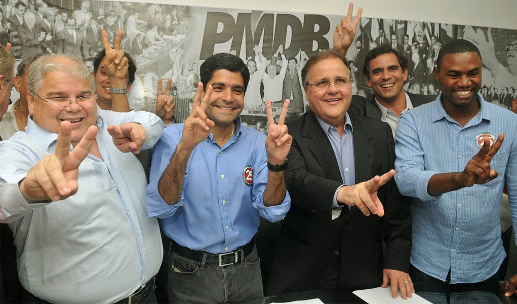 Pesquisa Ibope mais recente sobre o cenário pré-2014 para o Governo da Bahia revela que o ex-ministro perderia a disputa apenas para o prefeito do DEM; se é por aí, Geddel não tem com que se preocupar; "A possibilidade é zero. Está descartado completamente", afirma ACM Neto; mais do que palavras, Geddel tem o compromisso firmado pelo democrata na disputa de 2012, quando o PMDB entrou de corpo e alma em sua campanha contra o PT no segundo turno; nos bastidores, as informações dão conta de que é forte a possibilidade de a oposição se unir em torno de chapa única encabeçada por Geddel já no primeiro turno (Foto: Romulo Faro) Pesquisa Ibope mais recente sobre o cenário pré-2014 para o Governo da Bahia revela que o ex-ministro perderia a disputa apenas para o prefeito do DEM; se é por aí, Geddel não tem com que se preocupar; "A possibilidade é zero. Está descartado completamente", afirma ACM Neto; mais do que palavras, Geddel tem o compromisso firmado pelo democrata na disputa de 2012, quando o PMDB entrou de corpo e alma em sua campanha contra o PT no segundo turno; nos bastidores, as informações dão conta de que é forte a possibilidade de a oposição se unir em torno de chapa única encabeçada por Geddel já no primeiro turno