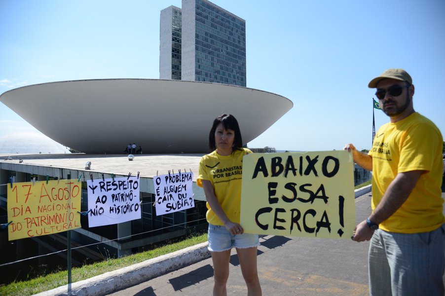 Muro foi erguido depois da onda de protestos realizados em praticamente todo o país no mês de junho. Segundo eles, a estrutura construída no gramado, ao lado da Via S1, que tem bases de concreto, fere o projeto arquitetônico de Brasília, considerada Patrimônio Cultural da Humanidade desde 1987 (Foto: Roberta Namour) Muro foi erguido depois da onda de protestos realizados em praticamente todo o país no mês de junho. Segundo eles, a estrutura construída no gramado, ao lado da Via S1, que tem bases de concreto, fere o projeto arquitetônico de Brasília, considerada Patrimônio Cultural da Humanidade desde 1987