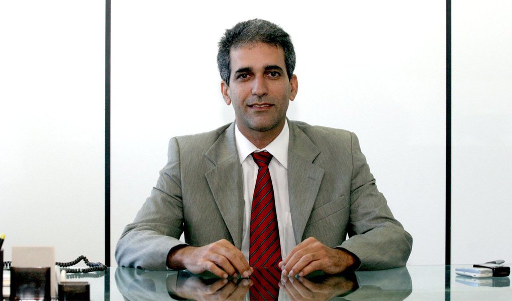 O secretário de Comunicação do Estado, Robinson Almeida, é o primeiro membro do governo a admitir o mau momento pelo qual passa a gestão de Jaques Wagner (PT) no âmbito financeiro. Ele rejeita o termo 'crise', utilizado pela oposição, mas admite que "O Estado está em dificuldades"; "O Estado não está quebrado. É um exagero dizer isso, mas está em dificuldades. O governador pediu às prefeituras para fazerem um orçamento mais enxuto e reduzir as despesas" (Foto: Romulo Faro) O secretário de Comunicação do Estado, Robinson Almeida, é o primeiro membro do governo a admitir o mau momento pelo qual passa a gestão de Jaques Wagner (PT) no âmbito financeiro. Ele rejeita o termo 'crise', utilizado pela oposição, mas admite que "O Estado está em dificuldades"; "O Estado não está quebrado. É um exagero dizer isso, mas está em dificuldades. O governador pediu às prefeituras para fazerem um orçamento mais enxuto e reduzir as despesas"