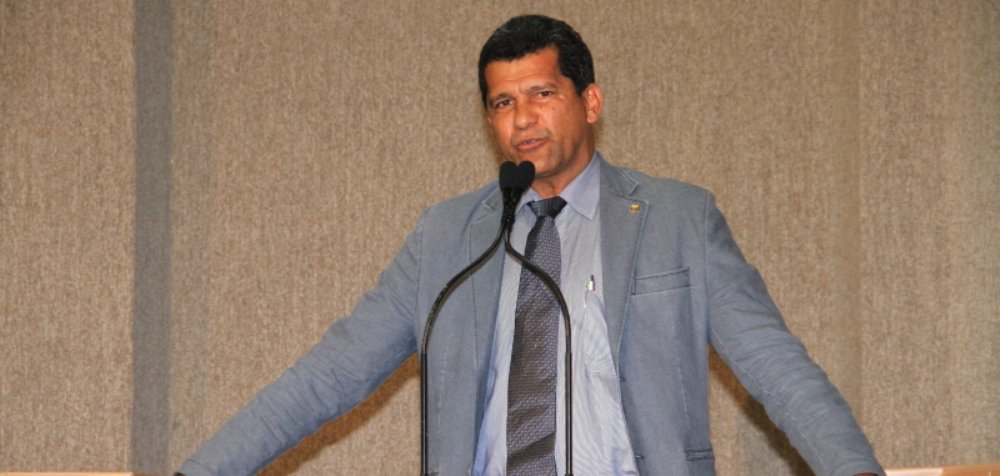 Agamenon Sobral, vereador em Aracaju, ressalta, no entanto, que decisão sobre caminho que o PP irá tomar nas eleições do próximo ano está nas mãos do presidente estadual da sigla, o deputado estadual Venâncio Fonseca, hoje muito mais alinhado ao senador do PSC; vereador classifica primeiros meses de gestão do prefeito João Alves como "boa" (Foto: Valter Lima) Agamenon Sobral, vereador em Aracaju, ressalta, no entanto, que decisão sobre caminho que o PP irá tomar nas eleições do próximo ano está nas mãos do presidente estadual da sigla, o deputado estadual Venâncio Fonseca, hoje muito mais alinhado ao senador do PSC; vereador classifica primeiros meses de gestão do prefeito João Alves como "boa"