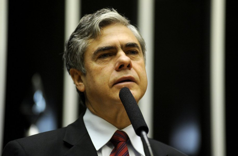 Deputado condena o que chama de apropriação indébita dos salários dos médicos pelo regime cubano. “Lamentável a degeneração a que chegou o regime de Cuba pelo qual nós, na juventude, sempre nos batemos. Apostávamos num modelo de sociedade mais igualitária e mais fraterna”, disse ele (Foto: Leonardo Attuch) Deputado condena o que chama de apropriação indébita dos salários dos médicos pelo regime cubano. “Lamentável a degeneração a que chegou o regime de Cuba pelo qual nós, na juventude, sempre nos batemos. Apostávamos num modelo de sociedade mais igualitária e mais fraterna”, disse ele