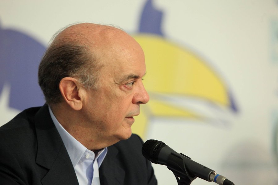 Enquanto o senador mineiro pretende tirar o ex-governador de São Paulo do caminho para viabilizar sua candidatura, a presidente quer ver enfraquecido o projeto político de Aécio Neves; o PT acredita até que, num caso de segundo turno, o ex-governador paulista poderia apoiar Dilma (Foto: Gisele Federicce) Enquanto o senador mineiro pretende tirar o ex-governador de São Paulo do caminho para viabilizar sua candidatura, a presidente quer ver enfraquecido o projeto político de Aécio Neves; o PT acredita até que, num caso de segundo turno, o ex-governador paulista poderia apoiar Dilma