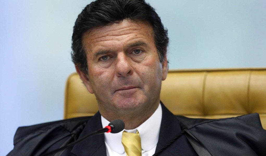 Assim como o presidente do STF, Joaquim Barbosa, ministro Luiz Fux está como ativo no cargo de professor titular da Universidade, mesmo depois de ter sido nomeado para o Supremo, em outubro de 2011, diz denúncia do blog do jornalista Miguel do Rosário; em julho, recebeu da UERJ R$ 6.337,51. Em junho, R$ 9.351,14 (Foto: Gisele Federicce) Assim como o presidente do STF, Joaquim Barbosa, ministro Luiz Fux está como ativo no cargo de professor titular da Universidade, mesmo depois de ter sido nomeado para o Supremo, em outubro de 2011, diz denúncia do blog do jornalista Miguel do Rosário; em julho, recebeu da UERJ R$ 6.337,51. Em junho, R$ 9.351,14