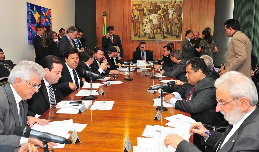 Planalto pediu aos líderes da base aliada para que não votem na sessão de hoje temas polêmicos como o fim da multa extra de 10% do FGTS; Congresso fará hoje a primeira sessão para apreciação de vetos presidenciais após a aprovação de resolução que estabelece que o prazo para decisão sobre os vetos será 30 dias após a chegada ao Senado (Foto: Gisele Federicce) Planalto pediu aos líderes da base aliada para que não votem na sessão de hoje temas polêmicos como o fim da multa extra de 10% do FGTS; Congresso fará hoje a primeira sessão para apreciação de vetos presidenciais após a aprovação de resolução que estabelece que o prazo para decisão sobre os vetos será 30 dias após a chegada ao Senado