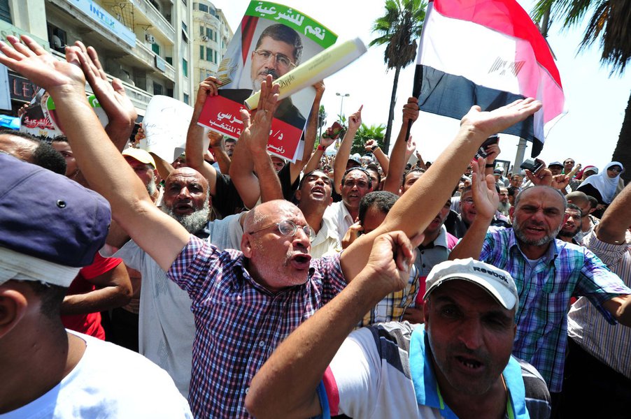 Movimento foi dissolvido pelo regime militar do Egito em 1954, mas se registrou como uma organização não-governamental em março e agora protesta contra a deposição do presidente Mohamed Mursi. Segundo Ministério da Saúde, 173 pessoas morreram na sexta-feira em confrontos com forças de segurança (Foto: Roberta Namour) Movimento foi dissolvido pelo regime militar do Egito em 1954, mas se registrou como uma organização não-governamental em março e agora protesta contra a deposição do presidente Mohamed Mursi. Segundo Ministério da Saúde, 173 pessoas morreram na sexta-feira em confrontos com forças de segurança