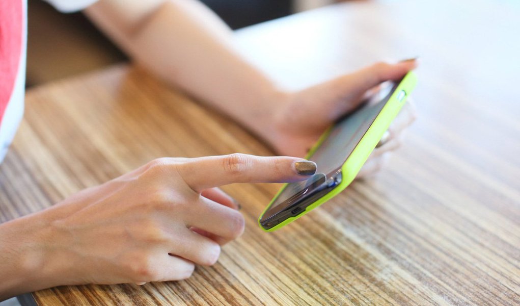 Pelo terceiro ano consecutivo, veranistas de oito balneários do Litoral do Paraná podem utilizar internet sem fio gratuita durante a temporada de verão. O sinal wi-fi da Copel Telecom foi ativado nesta semana e abrange 48 pontos. A internet em banda larga pode ser usada por moradores e frequentadores de diversas praias (Foto: Voney Malta) Pelo terceiro ano consecutivo, veranistas de oito balneários do Litoral do Paraná podem utilizar internet sem fio gratuita durante a temporada de verão. O sinal wi-fi da Copel Telecom foi ativado nesta semana e abrange 48 pontos. A internet em banda larga pode ser usada por moradores e frequentadores de diversas praias