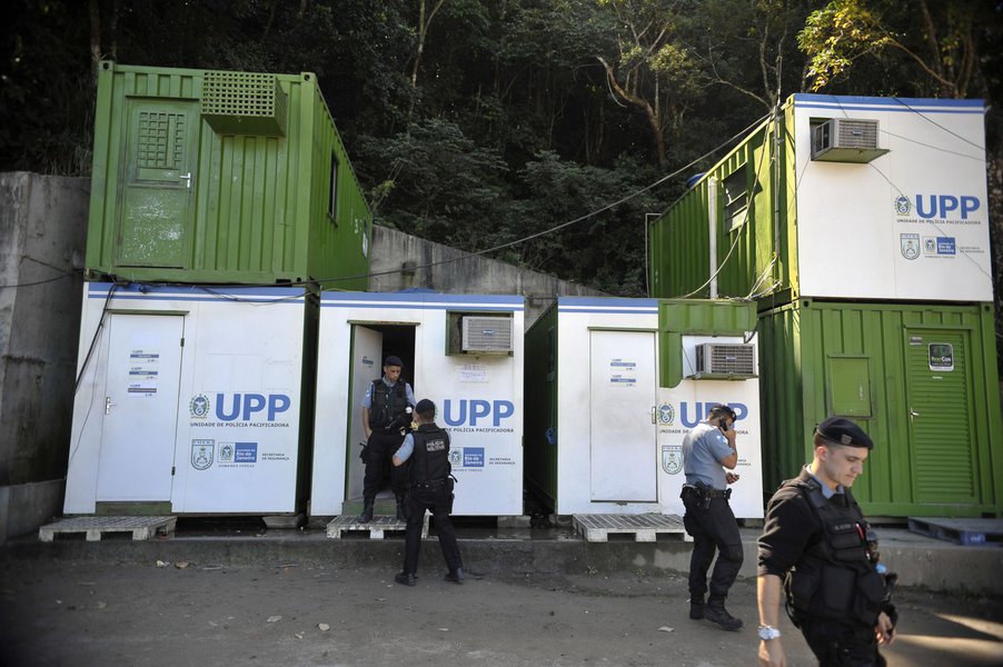 É o que aponta o Sistema Firjan (Federação das Indústrias do Rio de Janeiro); segundo a pesquisa, cerca de 34% dos jovens de 18 a 29 anos de idade que moram em comunidades pacificadas do Rio de Janeiro, não trabalham nem estudam; na faixa de 15 a 18 anos, o percentual dos jovens que não estudam e nem trabalham cai para 12% (Foto: Leonardo Lucena) É o que aponta o Sistema Firjan (Federação das Indústrias do Rio de Janeiro); segundo a pesquisa, cerca de 34% dos jovens de 18 a 29 anos de idade que moram em comunidades pacificadas do Rio de Janeiro, não trabalham nem estudam; na faixa de 15 a 18 anos, o percentual dos jovens que não estudam e nem trabalham cai para 12%