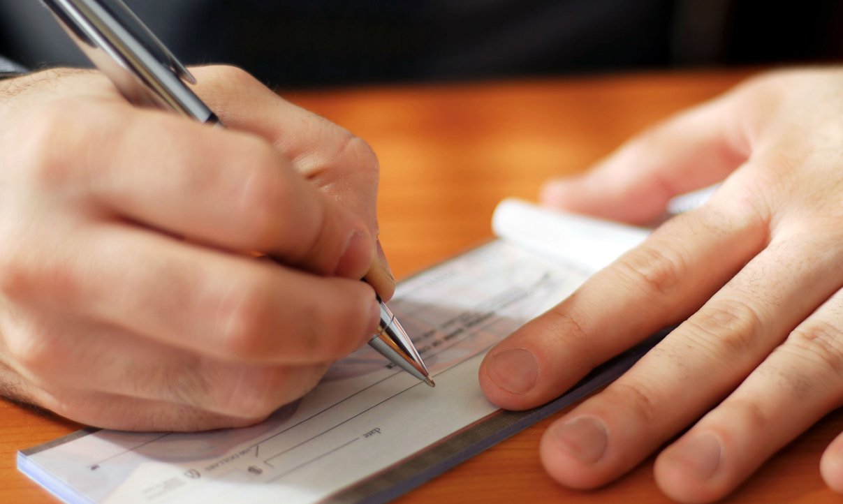 Instituição informa que durante o mês de janeiro, "para os cheques datados com o ano de 2013, os bancos vão adotar procedimentos de verificação para checar se os mesmos não foram emitidos além do prazo permitido em norma para sua compensação, que é de seis meses. Se for comprovado que, de fato, houve um equívoco do cliente no preenchimento do cheque, o mesmo será compensado normalmente" (Foto: Romulo Faro) Instituição informa que durante o mês de janeiro, "para os cheques datados com o ano de 2013, os bancos vão adotar procedimentos de verificação para checar se os mesmos não foram emitidos além do prazo permitido em norma para sua compensação, que é de seis meses. Se for comprovado que, de fato, houve um equívoco do cliente no preenchimento do cheque, o mesmo será compensado normalmente"
