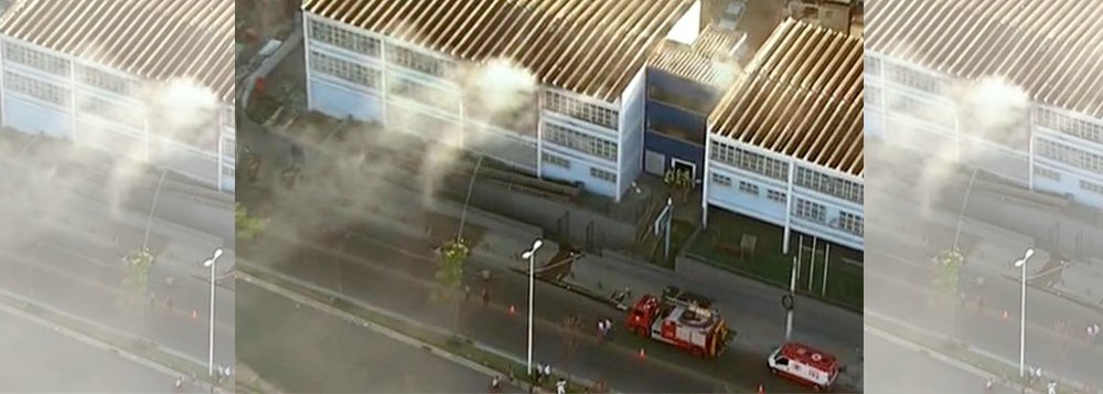 Um incêndio na escola municipal de Manguinhos, no Subúrbio do Rio, mobilizou bombeiros dos quartéis de Benfica e Vila Isabel; na manhã desta terça-feira (07/01), o fogo tomou conta das salas de pelo menos dois andares (Foto: Leonardo Lucena) Um incêndio na escola municipal de Manguinhos, no Subúrbio do Rio, mobilizou bombeiros dos quartéis de Benfica e Vila Isabel; na manhã desta terça-feira (07/01), o fogo tomou conta das salas de pelo menos dois andares