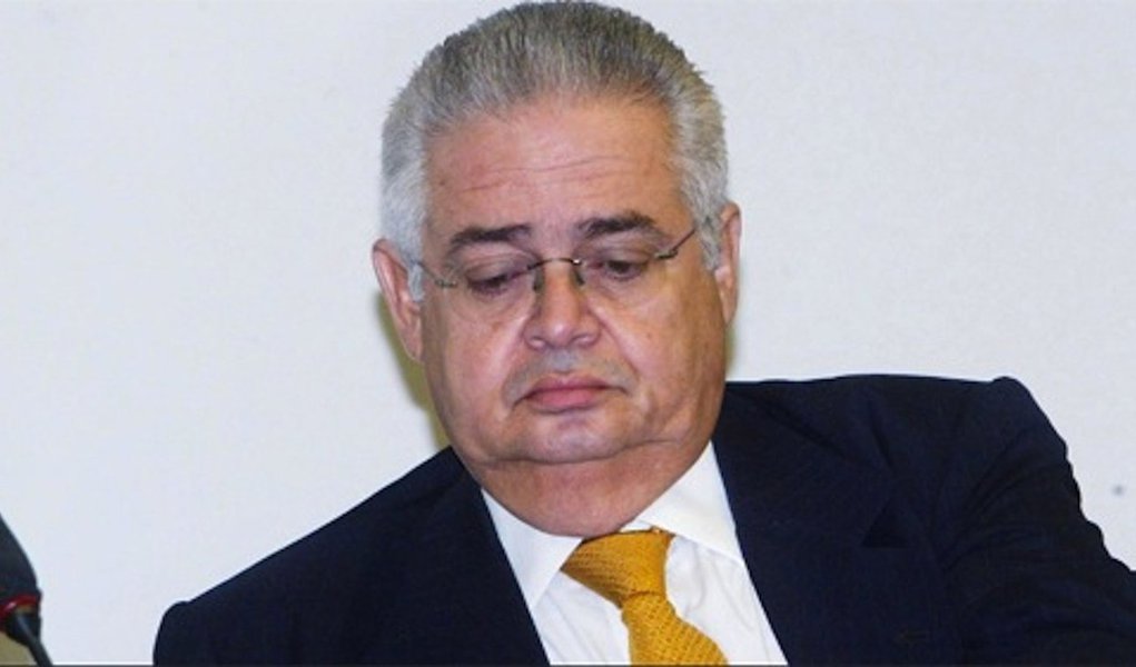 Condenado a sete anos e dois meses de prisão no 'mensalão', o ex-deputado Pedro Corrêa (PP) trabalhará como médico em um Programa de Saúde da Família (PSF), em Santa Cruz do Capibaribe, Agreste pernambucano; o ex-parlamentar, que receberá um salário de R$ 5 mil, cumprirá pena em regime semiaberto, trabalhando durante o dia e retornando à noite ao presídio de Jataúba, cidade de mesmo nome, a 36 quilômetros de distância do seu emprego (Foto: Leonardo Lucena) Condenado a sete anos e dois meses de prisão no 'mensalão', o ex-deputado Pedro Corrêa (PP) trabalhará como médico em um Programa de Saúde da Família (PSF), em Santa Cruz do Capibaribe, Agreste pernambucano; o ex-parlamentar, que receberá um salário de R$ 5 mil, cumprirá pena em regime semiaberto, trabalhando durante o dia e retornando à noite ao presídio de Jataúba, cidade de mesmo nome, a 36 quilômetros de distância do seu emprego