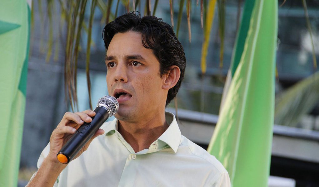 Apesar de refutar a possibilidade de mudar de legenda após o PSDB oficializar a adesão ao governo Eduardo Campos, em Pernambuco, o deputado estadual Daniel Coelho foi taxativo: "se eu fosse obrigado pelo PSDB a renunciar à liderança da oposição, eu preferiria renunciar ao mandato"; tendo em vista a possibilidade de o tucano deixar o post de líder oposicionista na Alepe e, como consequência, renunciar ao seu mandato, a vaga pode ser preenchida por um membro do PT ou do PTB, partidos que, segundo o parlamentar, não fazem um contraponto firme à administração do PSB no estado (Foto: Leonardo Lucena) Apesar de refutar a possibilidade de mudar de legenda após o PSDB oficializar a adesão ao governo Eduardo Campos, em Pernambuco, o deputado estadual Daniel Coelho foi taxativo: "se eu fosse obrigado pelo PSDB a renunciar à liderança da oposição, eu preferiria renunciar ao mandato"; tendo em vista a possibilidade de o tucano deixar o post de líder oposicionista na Alepe e, como consequência, renunciar ao seu mandato, a vaga pode ser preenchida por um membro do PT ou do PTB, partidos que, segundo o parlamentar, não fazem um contraponto firme à administração do PSB no estado