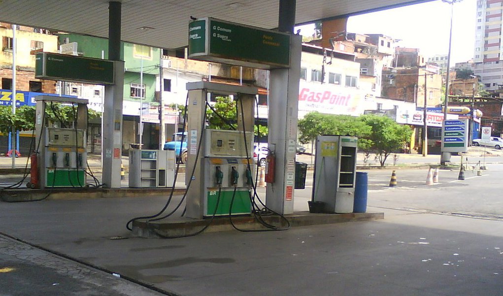Os postos de combustíveis de Salvador terão que afixar cartazes ou letreiros digitais informando qual a razão entre o preço do etanol e da gasolina; decreto que obriga a adoção da medida foi publicado no Diário Oficial do Município deste final de semana (14 a 16 de dezembro) e começa a valer após 90 dias da sua divulgação (Foto: Romulo Faro) Os postos de combustíveis de Salvador terão que afixar cartazes ou letreiros digitais informando qual a razão entre o preço do etanol e da gasolina; decreto que obriga a adoção da medida foi publicado no Diário Oficial do Município deste final de semana (14 a 16 de dezembro) e começa a valer após 90 dias da sua divulgação