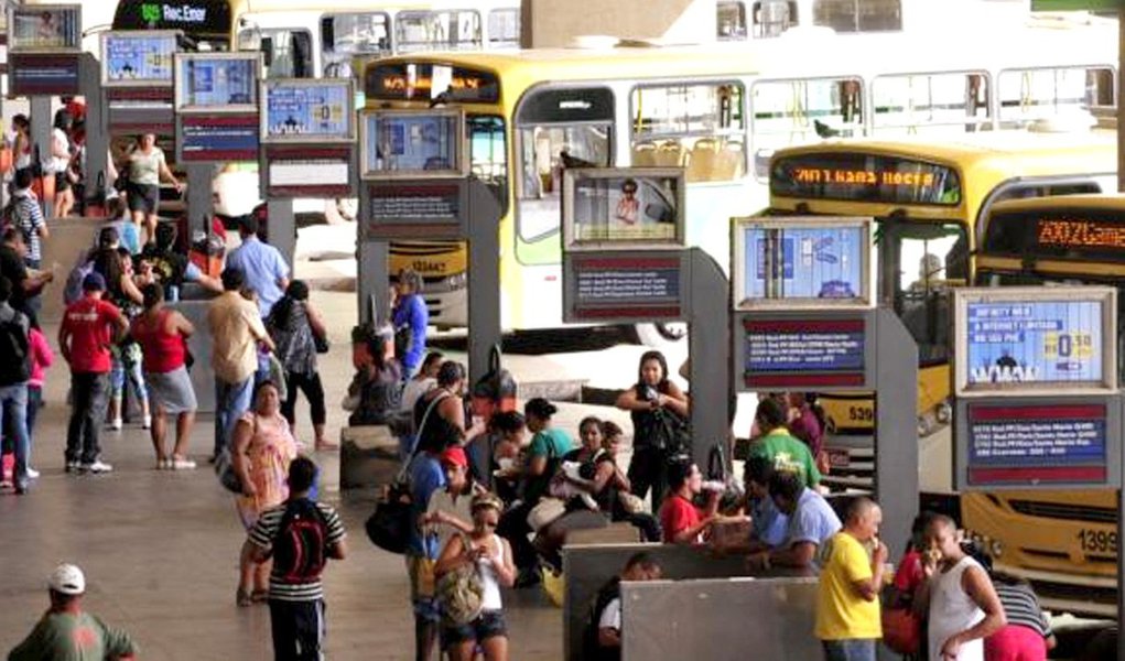 Representantes dos empresários, dos rodoviários e os secretários de Administração, Wilmar Lacerda, e de Transportes, José Walter Vasquez, voltaram a se reunir neste sábado; para fechar acordo os empresários cobram do governo o pagamento de uma dívida de R$150 milhões, que seria referente a reajustes atrasados da chamada tarifa técnica, que envolve itens como o custo do diesel, de lubrificantes, das peças, de despesas administrativas e da taxa de rentabilidade repassada às empresas; “Não reconhecemos o valor dessa dívida R$150 milhões reclamada pelos empresários”, diz o secretário de administração; GDF reafirmou o compromisso de pagar uma parte, R$ 25 milhões, até a próxima sexta-feira, 13 (Foto: Aquiles Lins) Representantes dos empresários, dos rodoviários e os secretários de Administração, Wilmar Lacerda, e de Transportes, José Walter Vasquez, voltaram a se reunir neste sábado; para fechar acordo os empresários cobram do governo o pagamento de uma dívida de R$150 milhões, que seria referente a reajustes atrasados da chamada tarifa técnica, que envolve itens como o custo do diesel, de lubrificantes, das peças, de despesas administrativas e da taxa de rentabilidade repassada às empresas; “Não reconhecemos o valor dessa dívida R$150 milhões reclamada pelos empresários”, diz o secretário de administração; GDF reafirmou o compromisso de pagar uma parte, R$ 25 milhões, até a próxima sexta-feira, 13