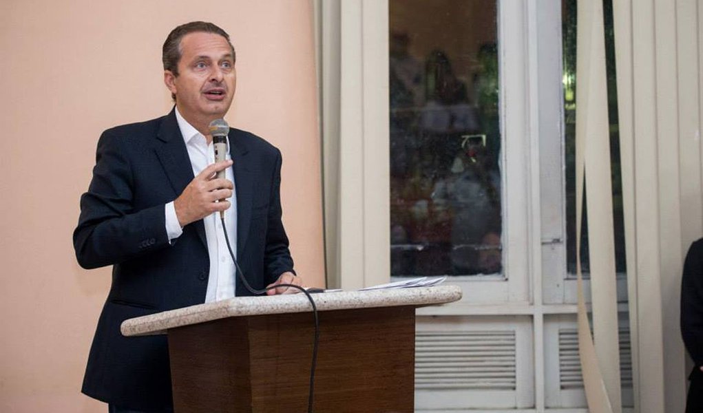 O presidenciável pelo PSB, Eduardo Campos, afirmou que não trabalha com a possibilidade de não estar no segundo turno e que, se for eleito, vai tirar "um bocado de raposa que está em Brasília sugando nossos sonhos"; "São as mesmas raposas que cercaram Fernando Henrique e agora Dilma. Somos a única candidatura que vamos tirá-los do governo", disse; o ex-governador de Pernambuco afirmou, também, que o seu governo enfrentará "a corrupção que choca o Brasil inteiro" e será "o primeiro presidente da República que não vai aumentar impostos no Brasil" (Foto: Leonardo Lucena) O presidenciável pelo PSB, Eduardo Campos, afirmou que não trabalha com a possibilidade de não estar no segundo turno e que, se for eleito, vai tirar "um bocado de raposa que está em Brasília sugando nossos sonhos"; "São as mesmas raposas que cercaram Fernando Henrique e agora Dilma. Somos a única candidatura que vamos tirá-los do governo", disse; o ex-governador de Pernambuco afirmou, também, que o seu governo enfrentará "a corrupção que choca o Brasil inteiro" e será "o primeiro presidente da República que não vai aumentar impostos no Brasil"