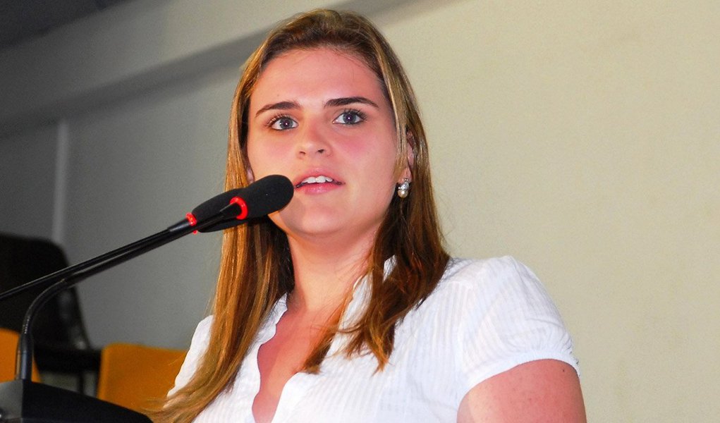 Vereadora do Recife Marília Arraes (PSB) anunciou que vai retirar sua pré-candidatura à Câmara Federal; prima de Eduardo Campos, ela afirmou estar "insatisfeita" com os processos internos de escolha de pré-candidatos socialistas, a exemplo da indicação do ex-secretário da Fazenda Paulo Câmara para disputar o governo de Pernambuco, e criticou a aliança de Campos com o senador Jarbas Vasconcelos (PMDB); a polêmica na eleição para a diretoria da Juventude Socialista Brasileira (JSB) envolvendo João Campos, filho do ex-governador de Pernambuco, "foi a gota d'água" para Marília desistir do pleito; segundo ela, o seu partido tem pensado "no poder pelo poder" (Foto: Leonardo Lucena) Vereadora do Recife Marília Arraes (PSB) anunciou que vai retirar sua pré-candidatura à Câmara Federal; prima de Eduardo Campos, ela afirmou estar "insatisfeita" com os processos internos de escolha de pré-candidatos socialistas, a exemplo da indicação do ex-secretário da Fazenda Paulo Câmara para disputar o governo de Pernambuco, e criticou a aliança de Campos com o senador Jarbas Vasconcelos (PMDB); a polêmica na eleição para a diretoria da Juventude Socialista Brasileira (JSB) envolvendo João Campos, filho do ex-governador de Pernambuco, "foi a gota d'água" para Marília desistir do pleito; segundo ela, o seu partido tem pensado "no poder pelo poder"