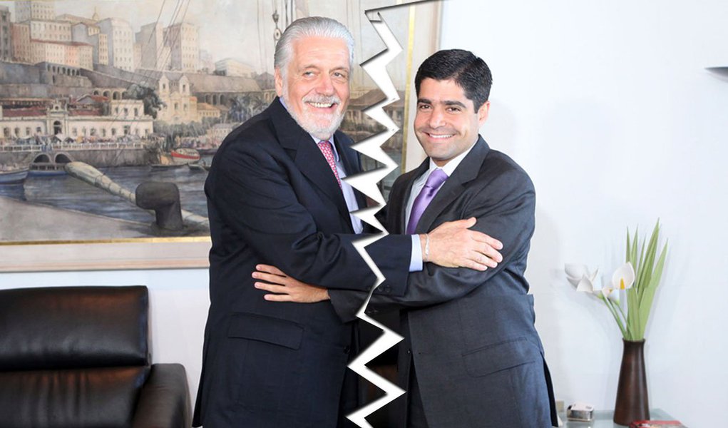 O prefeito ACM Neto quer suspender atuação da Embasa em Salvador e o governador Jaques Wagner diz que o democrata "quer arrancar dinheiro" da companhia; "O grupo político ao qual pertence o prefeito de Salvador, que tem o candidato da oposição (Paulo Souto), é o mesmo do governador que tentou vender a Embasa anos atrás. Acabou não conseguindo vender a Embasa e a nossa campanha (contra) foi muito forte. O prefeito, desde que chegou, tem buscado receber um dinheiro grande da Embasa. Eu creio que a carne que está por baixo desse angu é de privatizar", diz Wagner (Foto: Romulo Faro) O prefeito ACM Neto quer suspender atuação da Embasa em Salvador e o governador Jaques Wagner diz que o democrata "quer arrancar dinheiro" da companhia; "O grupo político ao qual pertence o prefeito de Salvador, que tem o candidato da oposição (Paulo Souto), é o mesmo do governador que tentou vender a Embasa anos atrás. Acabou não conseguindo vender a Embasa e a nossa campanha (contra) foi muito forte. O prefeito, desde que chegou, tem buscado receber um dinheiro grande da Embasa. Eu creio que a carne que está por baixo desse angu é de privatizar", diz Wagner