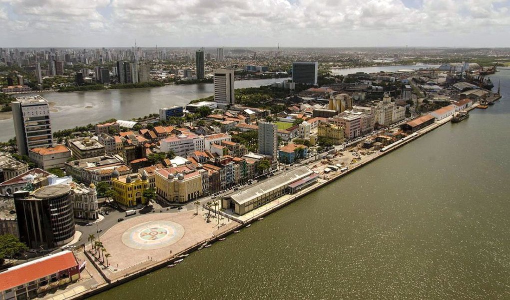 Após um jejum de 34 meses, o Porto do Recife voltou a apresentar lucro, de R$ 254.464,28 neste ano e ainda conseguiu reduzir a sua dívida; de acordo com o balanço anual de 2012, o porto tinha um déficit de R$ 10 milhões, porém, até novembro de 2013, o valor caiu para R$ 5.173.722,38, o que representa um declínio de 51,46% no débito da empresa (Foto: Leonardo Lucena) Após um jejum de 34 meses, o Porto do Recife voltou a apresentar lucro, de R$ 254.464,28 neste ano e ainda conseguiu reduzir a sua dívida; de acordo com o balanço anual de 2012, o porto tinha um déficit de R$ 10 milhões, porém, até novembro de 2013, o valor caiu para R$ 5.173.722,38, o que representa um declínio de 51,46% no débito da empresa