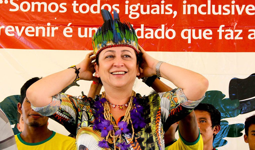 A senadora do PMDB e presidente da maior entidade do ruralismo no Brasil quer se livrar do estigma de inimiga dos povos de minoria, como índios e quilombolas, que podem representar ameaça à expansão do agronegócio no Brasil; depois de entrar em campo com apoio decisivo dentro do governo federal para Palmas sediar os Jogos Mundiais Indígenas, que acontecerão em junho de 2015, a senadora vem realizando ações de saúde preventiva de câncer de colo de útero e também de próstata em aldeias no Tocantins; "A Funai esquece que todo cidadão precisa de educação, saúde e possibilidade de trabalho e renda, mas enquanto isso tenta isolar o índio e cercear seus direitos básicos. Vamos acabar com descaso", discursou a nova amiga dos povos indígenas (Foto: Aquiles Lins) A senadora do PMDB e presidente da maior entidade do ruralismo no Brasil quer se livrar do estigma de inimiga dos povos de minoria, como índios e quilombolas, que podem representar ameaça à expansão do agronegócio no Brasil; depois de entrar em campo com apoio decisivo dentro do governo federal para Palmas sediar os Jogos Mundiais Indígenas, que acontecerão em junho de 2015, a senadora vem realizando ações de saúde preventiva de câncer de colo de útero e também de próstata em aldeias no Tocantins; "A Funai esquece que todo cidadão precisa de educação, saúde e possibilidade de trabalho e renda, mas enquanto isso tenta isolar o índio e cercear seus direitos básicos. Vamos acabar com descaso", discursou a nova amiga dos povos indígenas