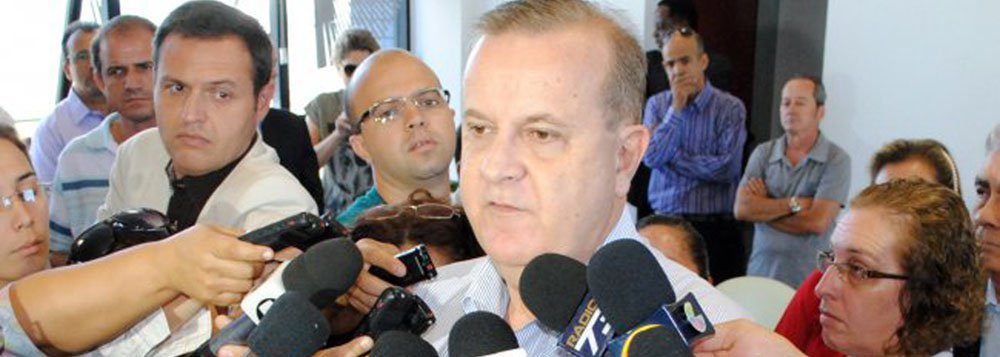 Prefeito está determinado a fazer reforma administrativa e quer demonstrar aos auxiliares que todos podem ser trocados; pelo menos cinco pastas importantes vão ter o comando mudado; crise na prefeitura se agrava com falta de recursos e derrotas na Câmara e prefeito tenta começar 2014 com menos turbulências (Foto: José Barbacena) Prefeito está determinado a fazer reforma administrativa e quer demonstrar aos auxiliares que todos podem ser trocados; pelo menos cinco pastas importantes vão ter o comando mudado; crise na prefeitura se agrava com falta de recursos e derrotas na Câmara e prefeito tenta começar 2014 com menos turbulências