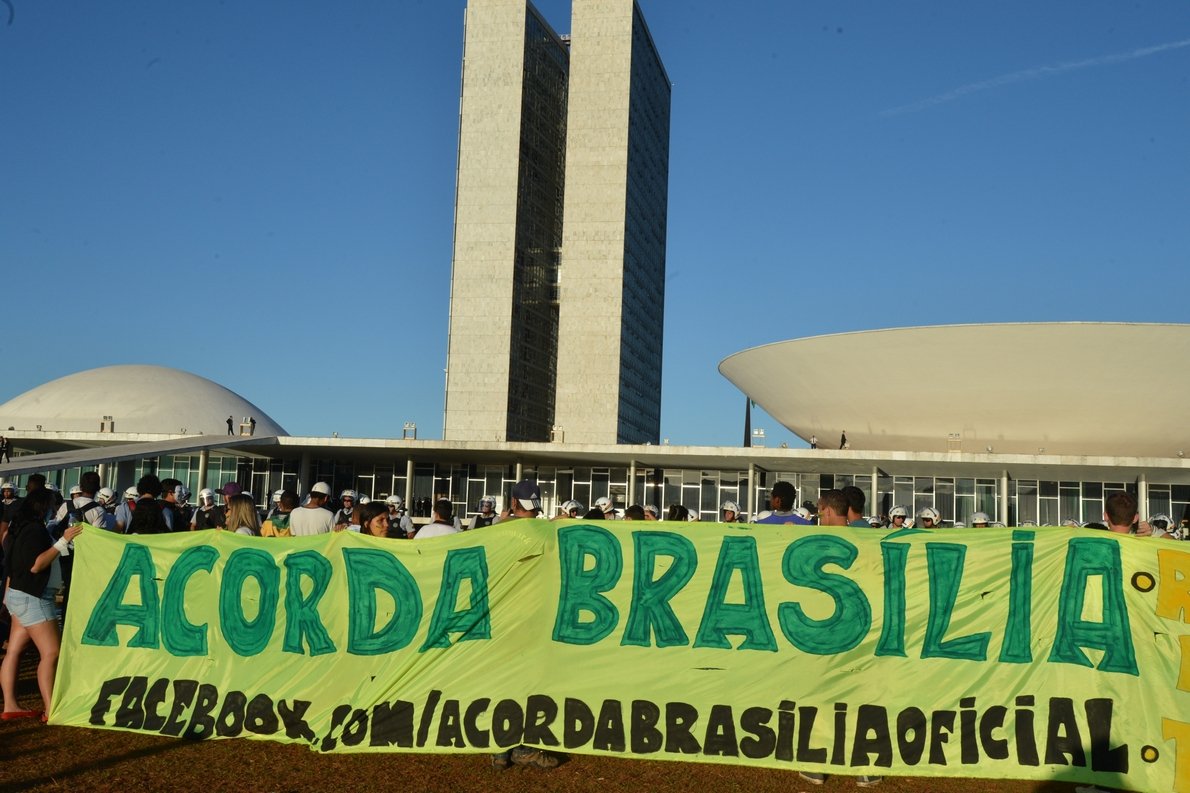 Manifestações de junho forçaram Dilma Rousseff a apresentar uma agenda política em sintonia com o clamor das ruas; ainda no auge dos protestos, a presidente anunciou os pactos pela responsabilidade fiscal, reforma política, saúde, mobilidade urbana e educação; todos os objetivos não foram cumpridos, mas o programa Mais Médicos, criado por medida provisória em julho, avançou, recebeu profissionais de outros países e se tornou a grande bandeira de Dilma no segundo semestre (Foto: José Barbacena) Manifestações de junho forçaram Dilma Rousseff a apresentar uma agenda política em sintonia com o clamor das ruas; ainda no auge dos protestos, a presidente anunciou os pactos pela responsabilidade fiscal, reforma política, saúde, mobilidade urbana e educação; todos os objetivos não foram cumpridos, mas o programa Mais Médicos, criado por medida provisória em julho, avançou, recebeu profissionais de outros países e se tornou a grande bandeira de Dilma no segundo semestre