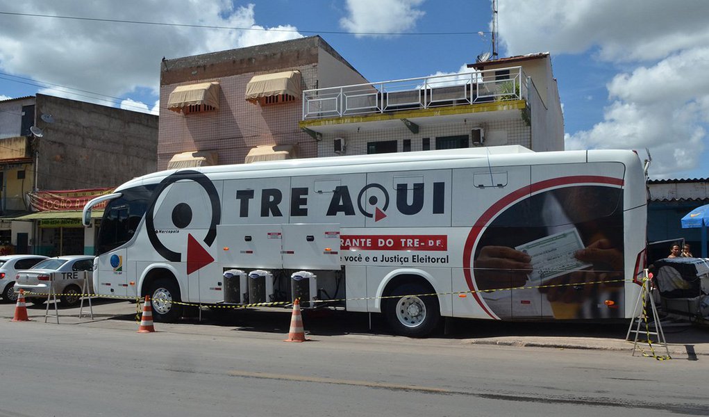 Mais de 200 pessoas são atendidas diariamente no ônibus itinerante do Tribunal Regional Eleitoral do Distrito Federal (TRE- DF), na Administração Regional do Varjão. A equipe itinerante permanecerá no local até o dia 10 (Foto: Gisele Federicce) Mais de 200 pessoas são atendidas diariamente no ônibus itinerante do Tribunal Regional Eleitoral do Distrito Federal (TRE- DF), na Administração Regional do Varjão. A equipe itinerante permanecerá no local até o dia 10