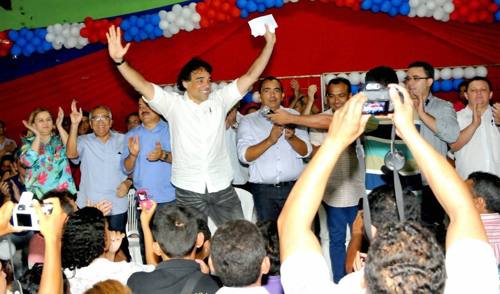 O senador e pré-candidato a governador pelo PMDB, Lobão Filho, afirmou que se for eleito, seu governo será uma administração municipalista; "A minha carreira política sempre foi voltada para ajudar os municípios, àqueles que mais precisam. Um exemplo disso são as ordens de serviço que vão ser assinada pela governadora Roseana Sarney e o ministro da Integração Nacional nesta segunda-feira para implantação de sistemas simplificados de abastecimentos de água em diversos municípios do nosso Estado" (Foto: Aquiles Lins) O senador e pré-candidato a governador pelo PMDB, Lobão Filho, afirmou que se for eleito, seu governo será uma administração municipalista; "A minha carreira política sempre foi voltada para ajudar os municípios, àqueles que mais precisam. Um exemplo disso são as ordens de serviço que vão ser assinada pela governadora Roseana Sarney e o ministro da Integração Nacional nesta segunda-feira para implantação de sistemas simplificados de abastecimentos de água em diversos municípios do nosso Estado"