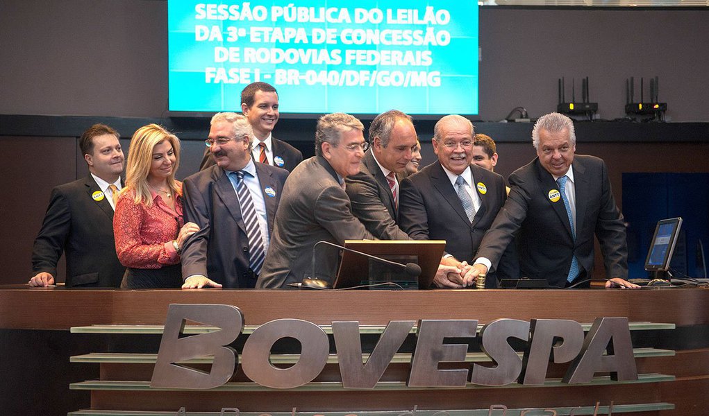 Presidente Dilma Rousseff oficializa repasse de rodovias para a iniciativa privada durante 30 anos; trecho da BR-040, que vai de Brasília (DF) a Juiz de Fora (MG), foi licitado no dia 27 de dezembro a Invepar; a Companhia de Participações em Concessões, que pertence ao Grupo CCR, venceu o leilão da BR-163 (MS) no dia 17 de dezembro (Foto: Roberta Namour) Presidente Dilma Rousseff oficializa repasse de rodovias para a iniciativa privada durante 30 anos; trecho da BR-040, que vai de Brasília (DF) a Juiz de Fora (MG), foi licitado no dia 27 de dezembro a Invepar; a Companhia de Participações em Concessões, que pertence ao Grupo CCR, venceu o leilão da BR-163 (MS) no dia 17 de dezembro