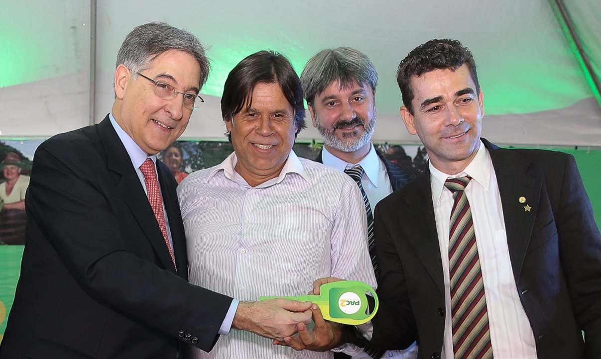 Foram entregues 152 retroescavadeiras, 32 motoniveladoras, 26 caminhões-pipa e 125 caminhões-caçamba por meio do Programa de Aceleração do Crescimento 2 (PAC 2); "A lógica do PAC Equipamentos é permitir aos prefeitos atender à população e gerar emprego e renda, já que as máquinas distribuídas são produzidas pela nossa indústria. É por programas como esses que o nível de emprego no Brasil é o mais alto da nossa história", disse o ministro do Desenvolvimento, Indústria e Comércio Exterior (MDIC), Fernando Pimentel (Foto: Romulo Faro) Foram entregues 152 retroescavadeiras, 32 motoniveladoras, 26 caminhões-pipa e 125 caminhões-caçamba por meio do Programa de Aceleração do Crescimento 2 (PAC 2); "A lógica do PAC Equipamentos é permitir aos prefeitos atender à população e gerar emprego e renda, já que as máquinas distribuídas são produzidas pela nossa indústria. É por programas como esses que o nível de emprego no Brasil é o mais alto da nossa história", disse o ministro do Desenvolvimento, Indústria e Comércio Exterior (MDIC), Fernando Pimentel