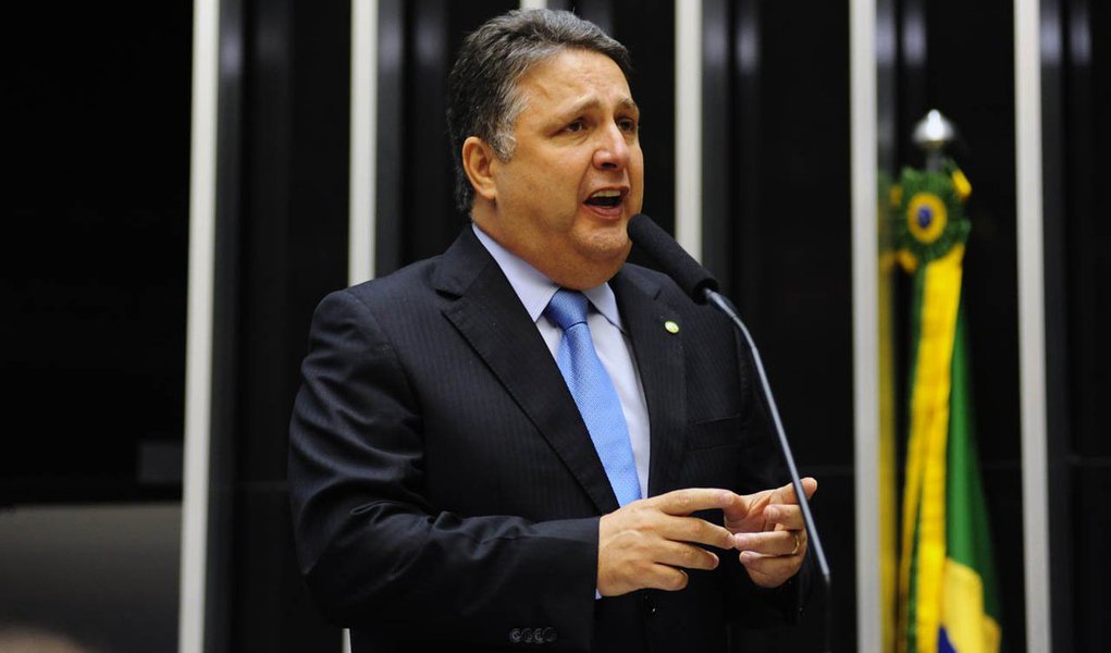 "O abuso contra os direitos humanos virou uma rotina no estado do Rio de Janeiro", discursou nesta quinta-feira o líder do PR na Câmara; e segundo o deputado federal, eles acontecem "inclusive por parte de autoridades estaduais" (Foto: Gisele Federicce) "O abuso contra os direitos humanos virou uma rotina no estado do Rio de Janeiro", discursou nesta quinta-feira o líder do PR na Câmara; e segundo o deputado federal, eles acontecem "inclusive por parte de autoridades estaduais"