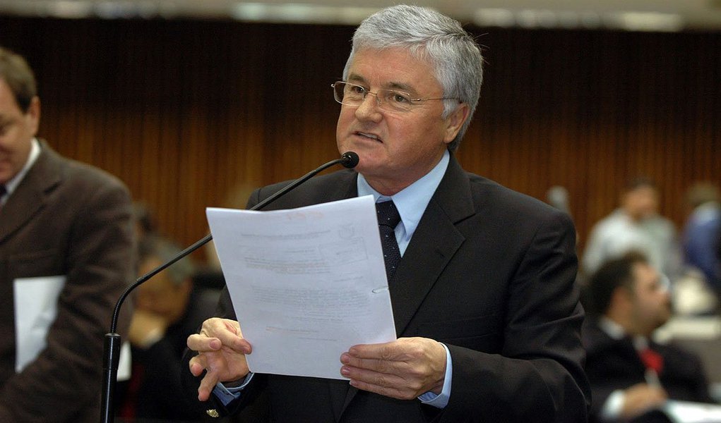 O presidente da Assembleia do Paraná, deputado Valdir Rossoni (PSDB), está envolvido em uma encrenca; o parlamentar teria devolvido teria devolvido aos cofres públicos R$ 200 mi e gastado R$ 294 mi; "Imagine o leitor emprestando R$ 110 milhões ao banco, depois de pagar juros durante um ano, devolve o dinheiro ao mesmo banco sem aplicar na sua previsão. É exatamente isso que ocorre na gestão de Rossoni", aponta o Blog do Esmael (Foto: Leonardo Lucena) O presidente da Assembleia do Paraná, deputado Valdir Rossoni (PSDB), está envolvido em uma encrenca; o parlamentar teria devolvido teria devolvido aos cofres públicos R$ 200 mi e gastado R$ 294 mi; "Imagine o leitor emprestando R$ 110 milhões ao banco, depois de pagar juros durante um ano, devolve o dinheiro ao mesmo banco sem aplicar na sua previsão. É exatamente isso que ocorre na gestão de Rossoni", aponta o Blog do Esmael