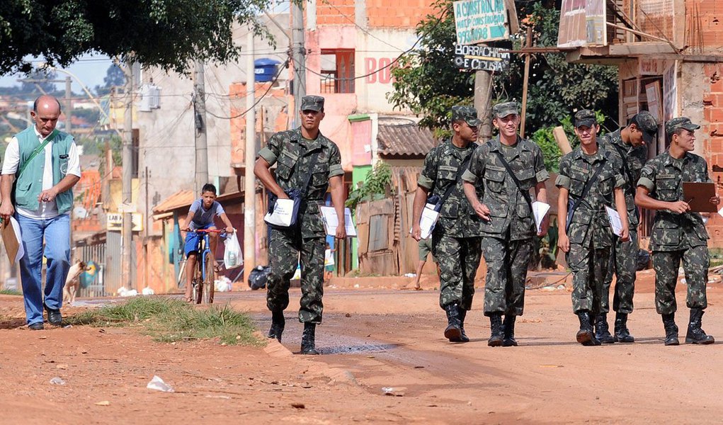 O combate à dengue no Distrito Federal ganhou o apoio das Forças Armadas; até o dia 28 de fevereiro, 20 militares do Exército Brasileiro, 11 da Aeronáutica e 15 da Marinha irão de porta em porta para intensificar os trabalhos de prevenção à doença (Foto: Leonardo Lucena) O combate à dengue no Distrito Federal ganhou o apoio das Forças Armadas; até o dia 28 de fevereiro, 20 militares do Exército Brasileiro, 11 da Aeronáutica e 15 da Marinha irão de porta em porta para intensificar os trabalhos de prevenção à doença