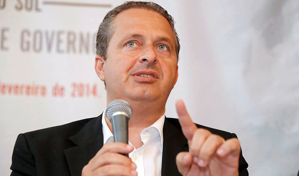 Presidenciável pelo PSB critica condução da economia pelo governo Dilma Rousseff a plateia de empresários do Rio de Janeiro: "Estamos segurando preços administrados para segurar inflação. Cuidando das taxas, não da inflação. O setor de energia é o mais sacrificado. Entregamos o Ministério das Minas e Energia a são Pedro" (Foto: Roberta Namour) Presidenciável pelo PSB critica condução da economia pelo governo Dilma Rousseff a plateia de empresários do Rio de Janeiro: "Estamos segurando preços administrados para segurar inflação. Cuidando das taxas, não da inflação. O setor de energia é o mais sacrificado. Entregamos o Ministério das Minas e Energia a são Pedro"