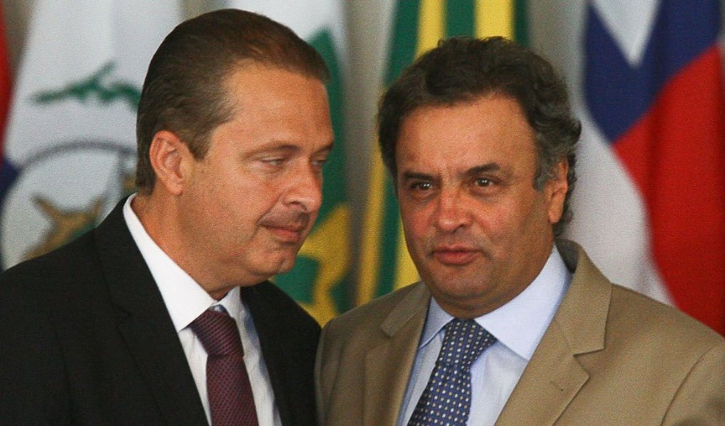 Tendo que dividir as alianças da oposição com o PSB do também presidenciável Eduardo Campos (PSB), o PSDB está lançando candidaturas estaduais com pouca representatividade eleitoral, mais para garantir palanque para Aécio Neves do que efetivamente levar a disputa local a cabo; são ex-prefeitos de cidades do interior, ex-secretários, deputados considerados azarões que serão catapultados à condição de “aposta do partido” (Foto: Aquiles Lins) Tendo que dividir as alianças da oposição com o PSB do também presidenciável Eduardo Campos (PSB), o PSDB está lançando candidaturas estaduais com pouca representatividade eleitoral, mais para garantir palanque para Aécio Neves do que efetivamente levar a disputa local a cabo; são ex-prefeitos de cidades do interior, ex-secretários, deputados considerados azarões que serão catapultados à condição de “aposta do partido”