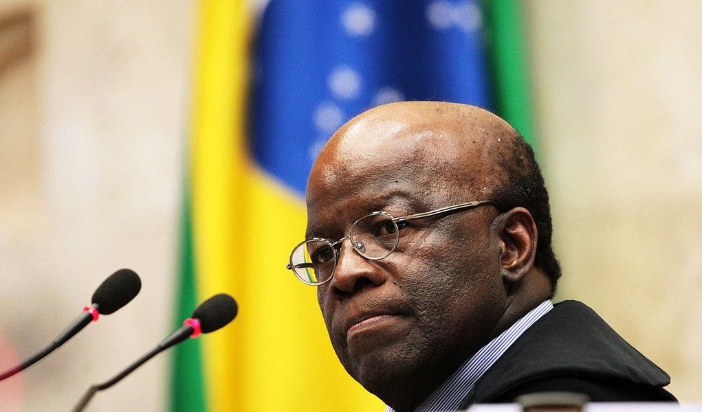 Presidente do STF aguarda manifestação do procurador-geral da República, Rodrigo Janot, sobre o pedido de quebra de sigilo telefônico feito pela promotora Márcia Corrêa para saber se Dirceu falou ao celular de dentro do presídio; depois disso, decidirá se a quebra é necessária ou se as investigações feitas até agora, que não comprovam que o petista falou ao telefone, são suficientes para encerrar o caso (Foto: Valter Lima) Presidente do STF aguarda manifestação do procurador-geral da República, Rodrigo Janot, sobre o pedido de quebra de sigilo telefônico feito pela promotora Márcia Corrêa para saber se Dirceu falou ao celular de dentro do presídio; depois disso, decidirá se a quebra é necessária ou se as investigações feitas até agora, que não comprovam que o petista falou ao telefone, são suficientes para encerrar o caso