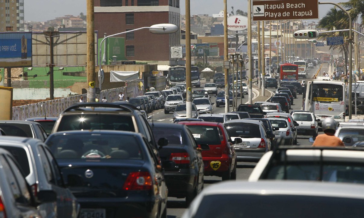 A partir desta quarta-feira (21) o motorista que der carona a pelo menos uma pessoa terá uma faixa a mais para trafegar no trecho da orla entre o Sesc Piatã e o antigo clube do Bahia, na Boca do Rio; a chamada de Faixa Solidária, funcionará no contrafluxo (contramão) como uma via adicional, no sentido de Itapuã para a Pituba, de segunda a sexta-feira, das 6h às 9h, horário de pico; Para o superintendente da Transalvador, Fabrizzio Muller, a medida vai melhorar as condições de deslocamento na orla, em horário de fluxo intenso, estimulando também o hábito solidário da carona (Foto: Romulo Faro) A partir desta quarta-feira (21) o motorista que der carona a pelo menos uma pessoa terá uma faixa a mais para trafegar no trecho da orla entre o Sesc Piatã e o antigo clube do Bahia, na Boca do Rio; a chamada de Faixa Solidária, funcionará no contrafluxo (contramão) como uma via adicional, no sentido de Itapuã para a Pituba, de segunda a sexta-feira, das 6h às 9h, horário de pico; Para o superintendente da Transalvador, Fabrizzio Muller, a medida vai melhorar as condições de deslocamento na orla, em horário de fluxo intenso, estimulando também o hábito solidário da carona