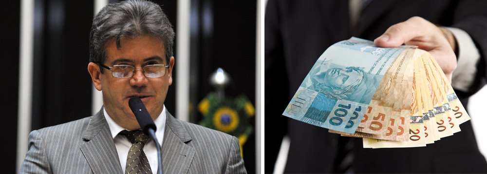 Presidente do sindicato que representa os servidores do Legislativo cobra debate sério sobre limite de remuneração no serviço público e cita vários exemplos de ministros e senadores que, na prática, ganham muito mais. "Isso para não falar no ministro da Fazenda, Guido Mantega, que autoriza o meu pagamento tesourado e recebe, ele próprio, jetons que levam seus vencimentos para cerca de R$ 43 mil por mês – cerca de R$ 14 mil acima do teto" (Foto: Leonardo Araújo) Presidente do sindicato que representa os servidores do Legislativo cobra debate sério sobre limite de remuneração no serviço público e cita vários exemplos de ministros e senadores que, na prática, ganham muito mais. "Isso para não falar no ministro da Fazenda, Guido Mantega, que autoriza o meu pagamento tesourado e recebe, ele próprio, jetons que levam seus vencimentos para cerca de R$ 43 mil por mês – cerca de R$ 14 mil acima do teto"