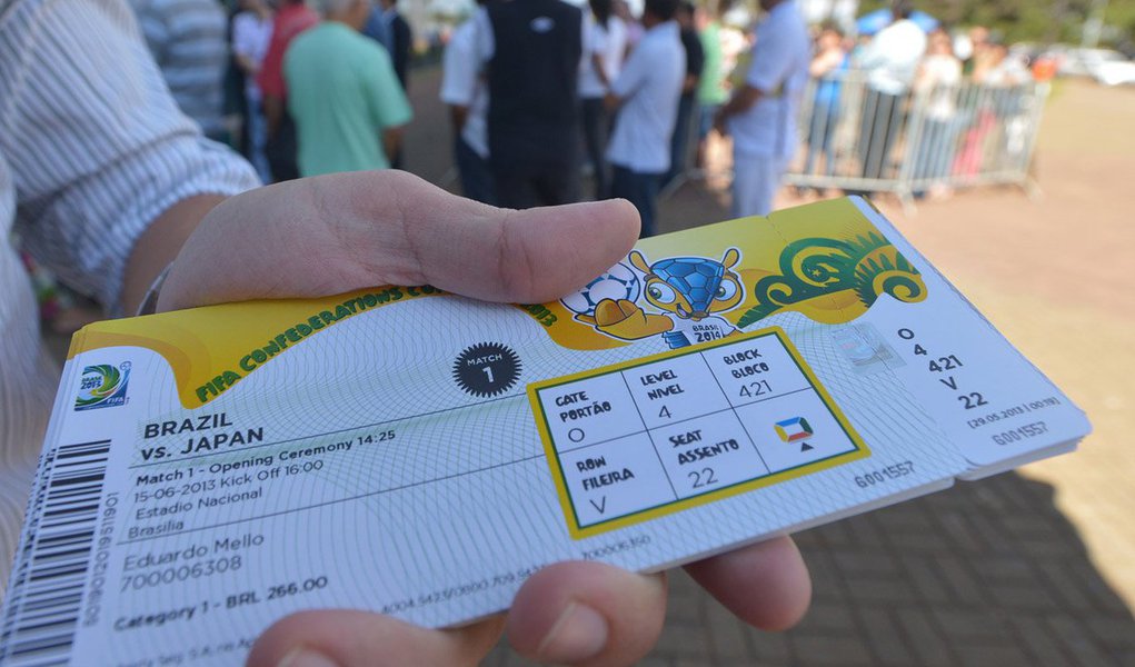 Faltando oito dias para a Copa do Mundo, mais 180 mil ingressos foram colocados à venda para todos os 64 jogos do Mundial de Futebol, que começa no próximo dia 12; no Rio, no ponto de venda na sede do Botafogo Futebol e Regatas, na Rua General Severiano, zona sul da capital, havia imensas filas, desde o fim da noite passada, com centenas de pessoas que tentavam adquirir ingressos para jogos em uma das 12 cidades-sede (Foto: Leonardo Lucena) Faltando oito dias para a Copa do Mundo, mais 180 mil ingressos foram colocados à venda para todos os 64 jogos do Mundial de Futebol, que começa no próximo dia 12; no Rio, no ponto de venda na sede do Botafogo Futebol e Regatas, na Rua General Severiano, zona sul da capital, havia imensas filas, desde o fim da noite passada, com centenas de pessoas que tentavam adquirir ingressos para jogos em uma das 12 cidades-sede