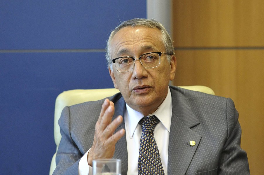 Peemedebista afirmou que sua substituição não ocorreu em janeiro devido a um impasse entre a cúpula PMDB e a Presidência da República, o partido exigia a abertura de maiores espaços na administração petista, enquanto Dilma negociava apoio do PSD; ele fez balanço de sua gestão na pasta e estabeleceu que sairá até amanhã; deputado federal vai disputar a reeleição pelo PMDB em outubro (Foto: Itevaldo Junior) Peemedebista afirmou que sua substituição não ocorreu em janeiro devido a um impasse entre a cúpula PMDB e a Presidência da República, o partido exigia a abertura de maiores espaços na administração petista, enquanto Dilma negociava apoio do PSD; ele fez balanço de sua gestão na pasta e estabeleceu que sairá até amanhã; deputado federal vai disputar a reeleição pelo PMDB em outubro