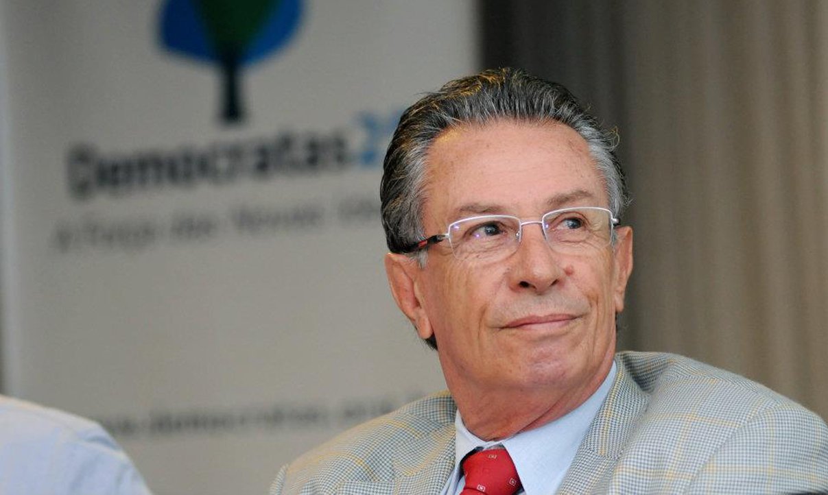 Ex-deputado e atual vice-presidente do DEM na Bahia, Heraldo Rocha não perdeu oportunidade de disparar artilharia pesada contra Jaques Wagner (PT) por sua auto avaliação de que sua gestão "fez uma revolução silenciosa"; "A revolução silenciosa de Jaques Wagner é uma bomba de nêutrons. Silenciosamente acaba com tudo"; democrata diz que não há como interpretar de outra forma, senão ironicamente, "as frases que o marketing dita e Wagner despudoradamente repete nas entrevistas" (Foto: Romulo Faro) Ex-deputado e atual vice-presidente do DEM na Bahia, Heraldo Rocha não perdeu oportunidade de disparar artilharia pesada contra Jaques Wagner (PT) por sua auto avaliação de que sua gestão "fez uma revolução silenciosa"; "A revolução silenciosa de Jaques Wagner é uma bomba de nêutrons. Silenciosamente acaba com tudo"; democrata diz que não há como interpretar de outra forma, senão ironicamente, "as frases que o marketing dita e Wagner despudoradamente repete nas entrevistas"