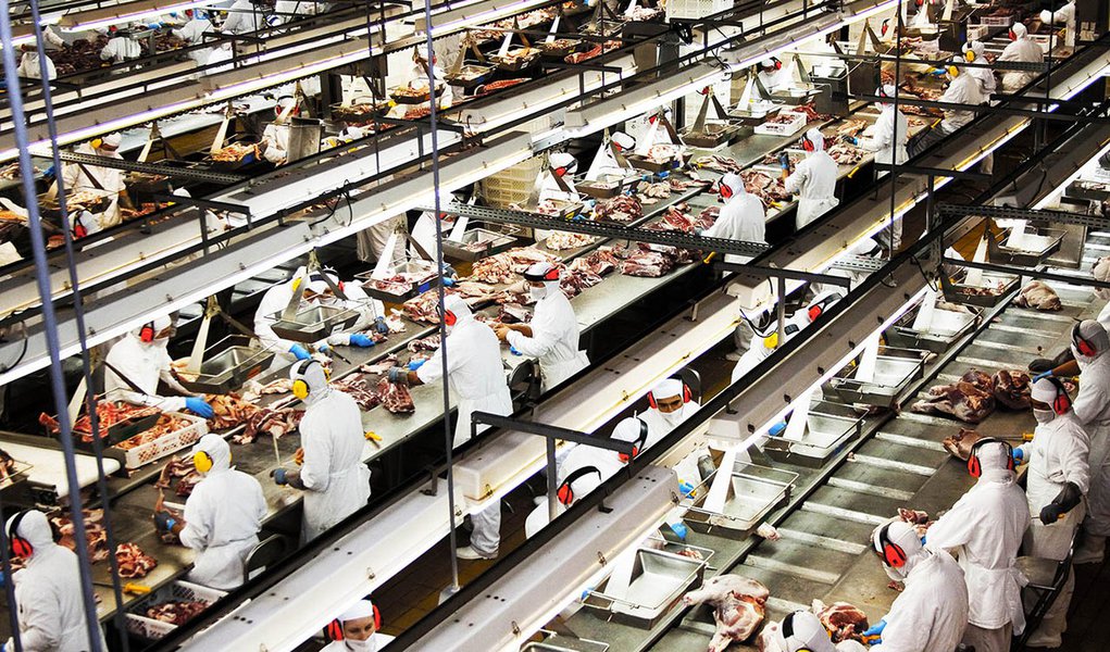 No acumulado de janeiro a março de 2014, as exportações mineiras de carne bovina tiveram um aumento de 4,1% em relação ao mesmo período do ano passado, atingindo US$ 101,2 milhões; as de carne suína também aumentaram, superando em 29,1% as exportações em comparação com 2013, ao alcançar US$ 39,1 milhões; os dados são do Ministério de Desenvolvimento, Indústria e Comércio Exterior (Foto: Leonardo Lucena) No acumulado de janeiro a março de 2014, as exportações mineiras de carne bovina tiveram um aumento de 4,1% em relação ao mesmo período do ano passado, atingindo US$ 101,2 milhões; as de carne suína também aumentaram, superando em 29,1% as exportações em comparação com 2013, ao alcançar US$ 39,1 milhões; os dados são do Ministério de Desenvolvimento, Indústria e Comércio Exterior