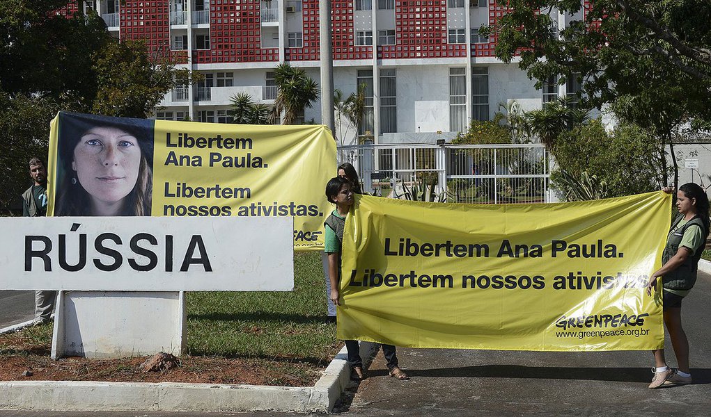 Caso dos ativistas que passaram cerca de dois meses presos no país foi avaliado nesta quarta-feira pelo parlamento russo; entre os anistiados está a brasileira Ana Paula Maciel, de 31 anos, que foi libertada em novembro; "Estou aliviada, mas não celebrando. Fui acusada e permaneci dois meses presa por um crime que não cometi, o que é um absurdo", comentou a gaúcha (Foto: Gisele Federicce) Caso dos ativistas que passaram cerca de dois meses presos no país foi avaliado nesta quarta-feira pelo parlamento russo; entre os anistiados está a brasileira Ana Paula Maciel, de 31 anos, que foi libertada em novembro; "Estou aliviada, mas não celebrando. Fui acusada e permaneci dois meses presa por um crime que não cometi, o que é um absurdo", comentou a gaúcha