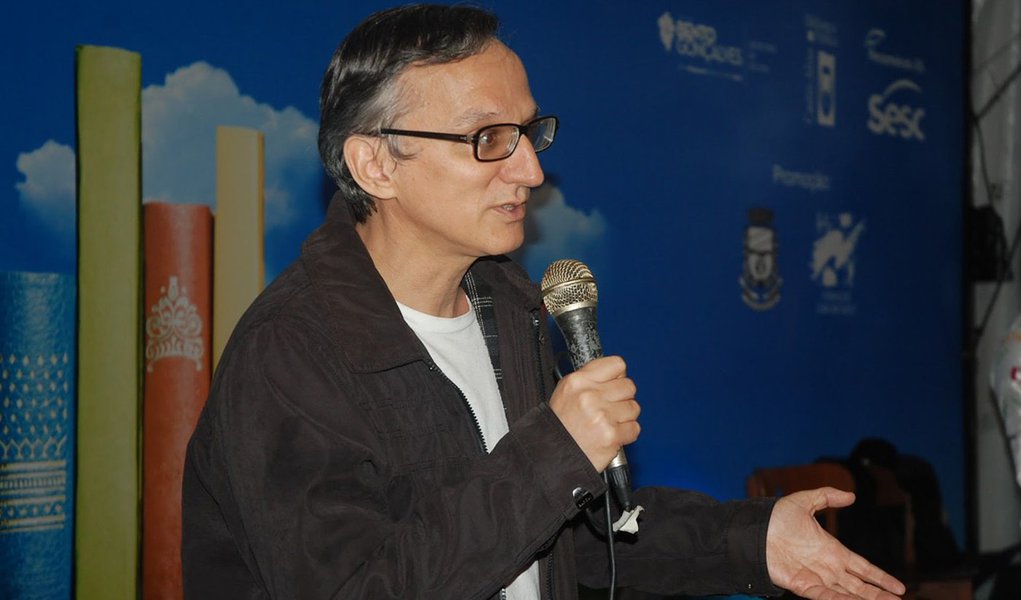 Autor do best-seller "Getúlio", o jornalista Juremir Machado da Silva apresenta sua nova obra: "1964 – Golpe Midiático-Civil-Militar"; escritor afirma que o golpe não teria ocorrido sem os meios de comunicação; "Todas as rádios, jornais como a Folha, O Globo, Tribuna da Imprensa, Estado de Minas e Diários Associados, e a (incipiente) TV contribuíram ativa e apaixonadamente para o golpe", diz Machado, em entrevista ao blog Café na Política; assista (Foto: Leonardo Lucena) Autor do best-seller "Getúlio", o jornalista Juremir Machado da Silva apresenta sua nova obra: "1964 – Golpe Midiático-Civil-Militar"; escritor afirma que o golpe não teria ocorrido sem os meios de comunicação; "Todas as rádios, jornais como a Folha, O Globo, Tribuna da Imprensa, Estado de Minas e Diários Associados, e a (incipiente) TV contribuíram ativa e apaixonadamente para o golpe", diz Machado, em entrevista ao blog Café na Política; assista