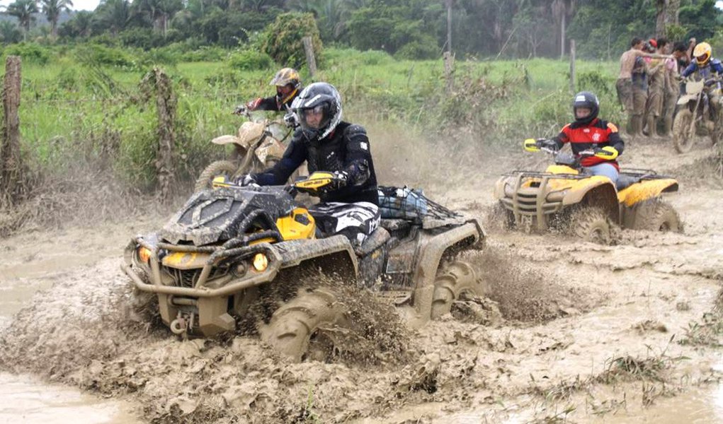 A competição contará com as modalidades moto, quadriciclo e jipe 4x4; na ocasião do evento será sorteada uma moto de trilha 0 km da marca Honda e modelo CRF 230; segundo a Prefeitura de Axixá, a abertura da programação de shows, nesta sexta-feira, às 20h, contará com o show da Banda Balagandaya e a escolha da Garota Enduro; a programação vai até domingo, 9 (Foto: Aquiles Lins) A competição contará com as modalidades moto, quadriciclo e jipe 4x4; na ocasião do evento será sorteada uma moto de trilha 0 km da marca Honda e modelo CRF 230; segundo a Prefeitura de Axixá, a abertura da programação de shows, nesta sexta-feira, às 20h, contará com o show da Banda Balagandaya e a escolha da Garota Enduro; a programação vai até domingo, 9