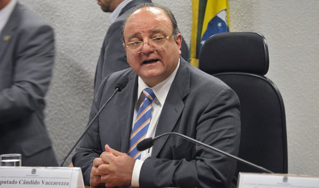 GT da Reforma Política na Câmara, coordenado pelo deputado Cândido Vaccarezza (PT-SP), discutirá ainda na quinta-feira que tipo de proposição legislativa – projeto de lei, proposta de emenda à Constituição – será apresentada para a definição das novas regras do sistema político brasileiro (Foto: Gisele Federicce) GT da Reforma Política na Câmara, coordenado pelo deputado Cândido Vaccarezza (PT-SP), discutirá ainda na quinta-feira que tipo de proposição legislativa – projeto de lei, proposta de emenda à Constituição – será apresentada para a definição das novas regras do sistema político brasileiro