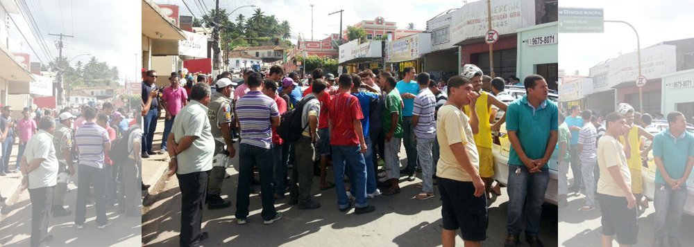 Motoristas que fazem transporte lotação em Maceió protestaram fechando o trânsito; eles cobram a legalização do transporte e o fim das apreensões dos automóveis; todos os veículos parados no protesto foram multados por agentes da SMTT (Foto: Voney Malta) Motoristas que fazem transporte lotação em Maceió protestaram fechando o trânsito; eles cobram a legalização do transporte e o fim das apreensões dos automóveis; todos os veículos parados no protesto foram multados por agentes da SMTT
