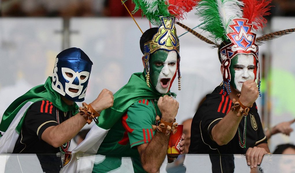 O cônsul Adolfo Zepeda Soria informou ainda que está sendo organizado um consulado móvel, que ficará instalado no Recife e em Fortaleza e que dará atendimento aos mexicanos que estiverem na Região Nordeste durante a Copa. No Rio de Janeiro, a comunidade também está se mobilizando para torcer pela seleção mexicana em restaurantes da culinária nacional, como o Azteka, em Ipanema, e o Guacamole, na Lagoa (Foto: Leonardo Attuch) O cônsul Adolfo Zepeda Soria informou ainda que está sendo organizado um consulado móvel, que ficará instalado no Recife e em Fortaleza e que dará atendimento aos mexicanos que estiverem na Região Nordeste durante a Copa. No Rio de Janeiro, a comunidade também está se mobilizando para torcer pela seleção mexicana em restaurantes da culinária nacional, como o Azteka, em Ipanema, e o Guacamole, na Lagoa